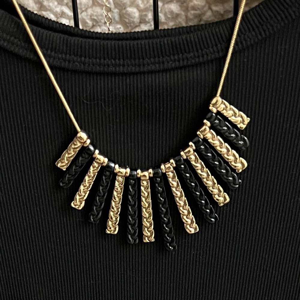 Necklace Black and Gold color.